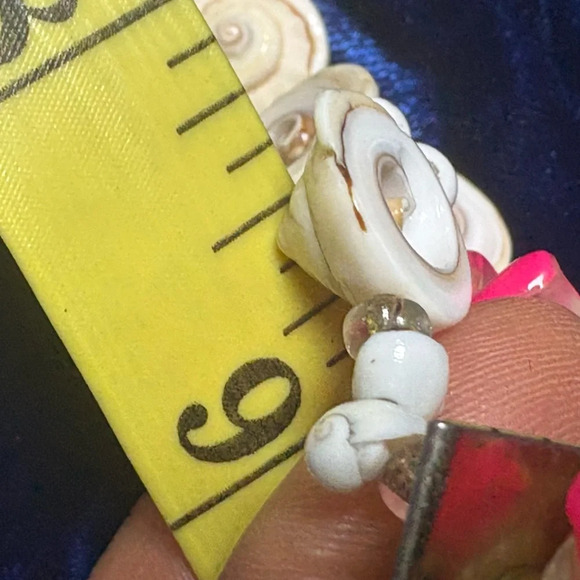 Very Pretty Delicate White Shell Stretch Bracelet. Measures 9inches unstretched. - Picture 5 of 16